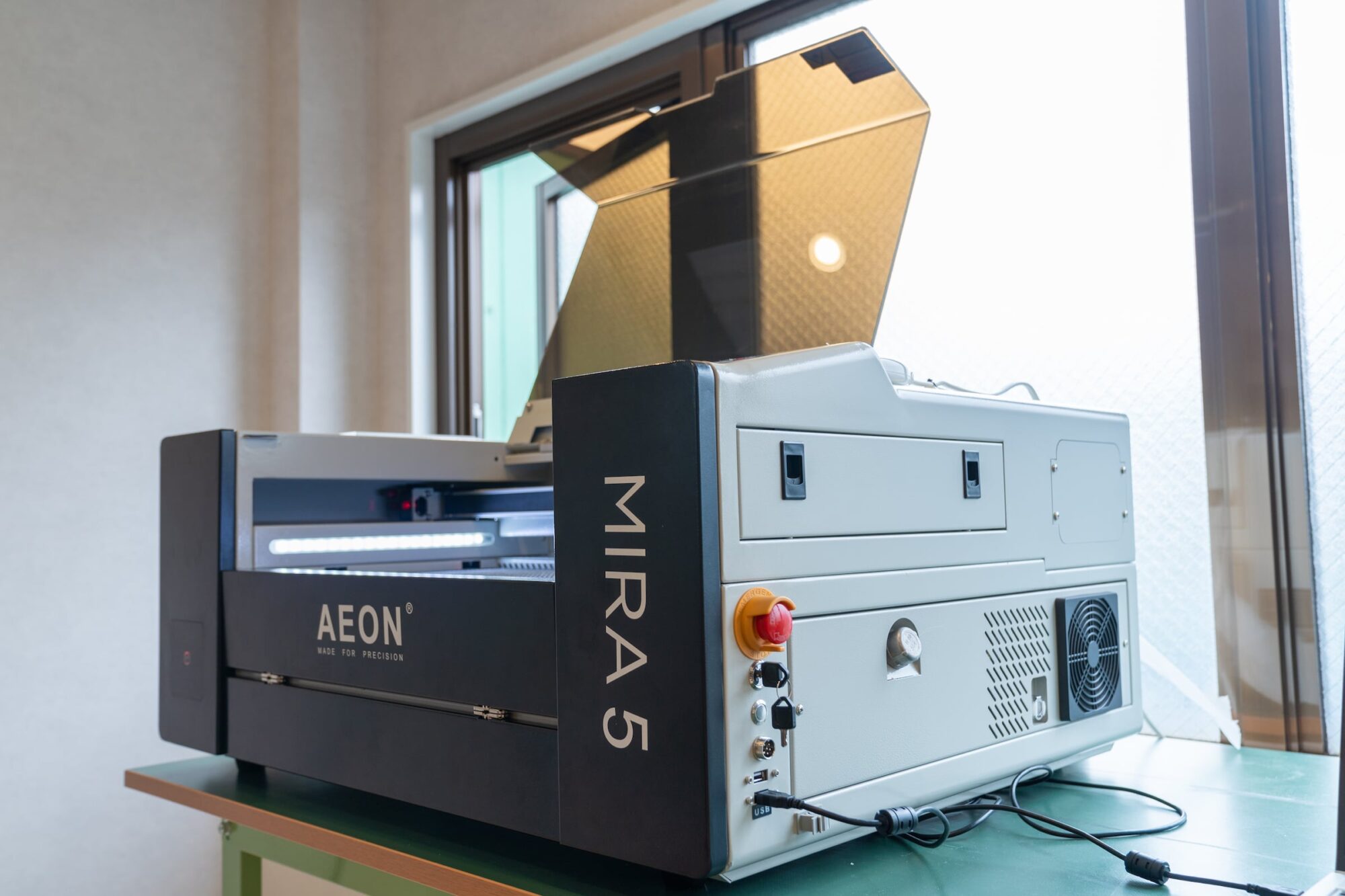レーザーカッター AEON CO2レーザー加工機 MIRA5の写真
